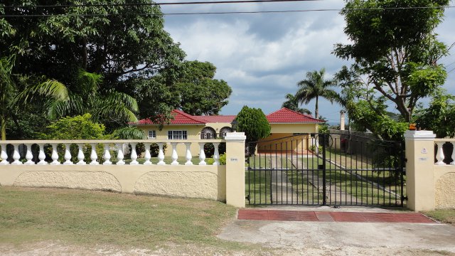 House For Rent in Tower Isle, St. Mary Jamaica | PropertyAdsJa.com