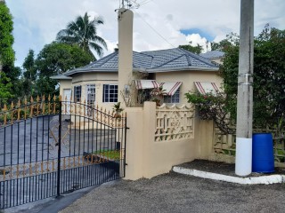 4 bed House For Sale - Cedar Grove Estate Mandeville, Manchester, Jamaica