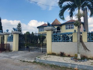 8 bed House For Sale in Spaulding, Manchester, Jamaica