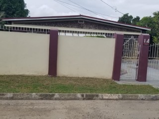 5 bed House For Sale in Spanish Town, St. Catherine, Jamaica